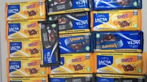 Mulher é presa por furtar 16 barras de chocolate em loja de Natal