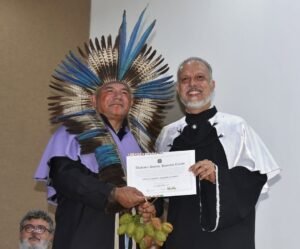 Cacique Luiz Katu recebe título de Doutor Honoris Causa do IFRN em reconhecimento à luta indígena