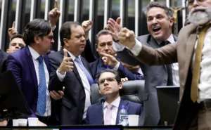 Direção da Câmara pede suspensão de mandatos de deputados envolvidos em motim