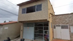 Incêndio atinge residência nas Rocas; moradores são salvos com ajuda de vizinhos