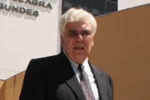 Ex-governador Fernando Freire passa mal e é socorrido ao Hospital Walfredo Gurgel