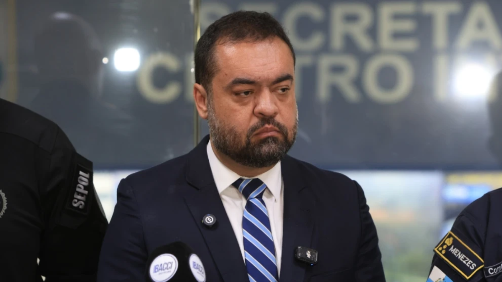 Cláudio Castro, governador do Rio, é aplaudido de pé durante missa; 58% dos cariocas apoiaram a megaoperação