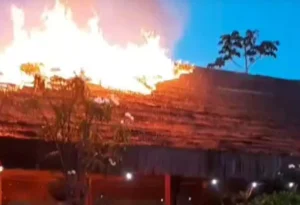 Incêndio atinge cobertura de pousada em Pipa