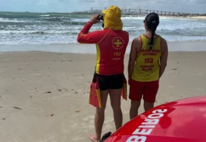 Homem que desapareceu na Praia do Forte é militar da Marinha; buscas seguem na área