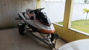 PF apreende cinco carros de luxo, jet ski e joias no RN em operação contra tráfico