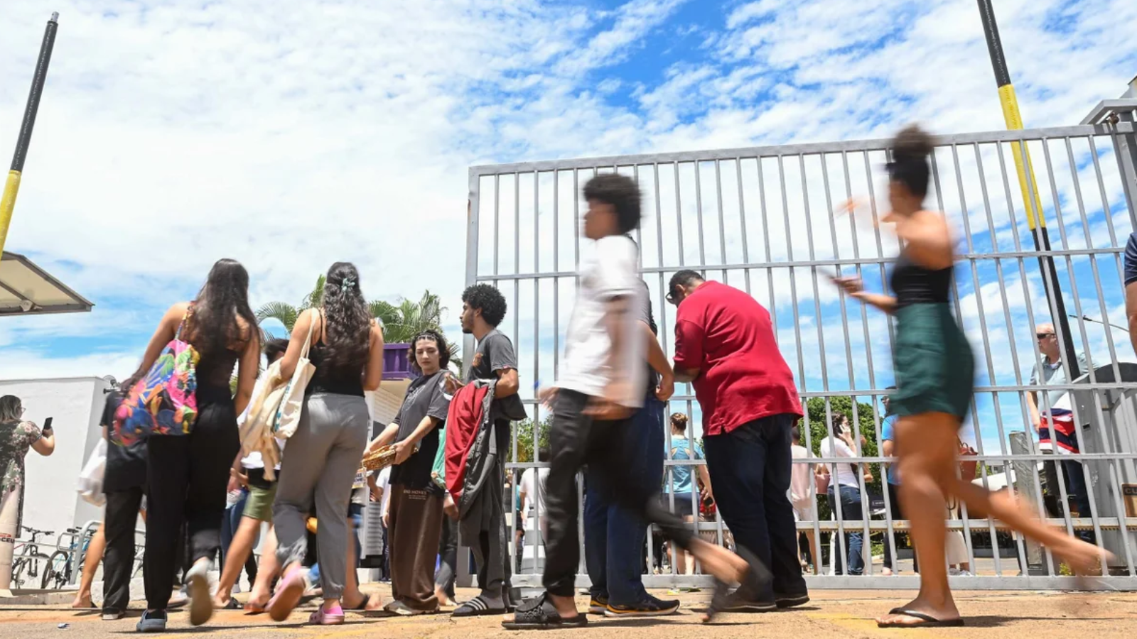 Enem 2025, ocorrido em 1.805 cidades, debate temas sociais e culturais no primeiro dia de provas; abstenção foi de 27%