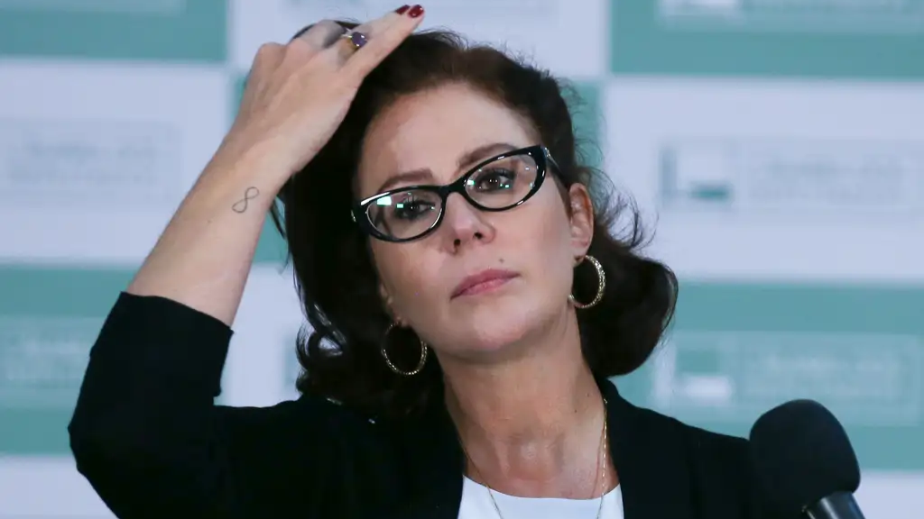 Carla Zambelli Renuncia ao Mandato Após Decisão do STF e Câmara Confirma Substituição