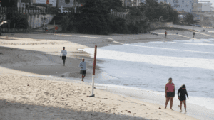 Lançamento de afluentes não tratados torna a Praia de Areia Preta fique imprópria para banho
