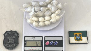 Flagrante: mulher é detida com 26 trouxinhas de drogas no sutiã ao tentar acessar Penitenciária de Alcaçuz