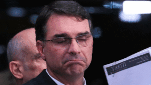 Dólar volta a subir após Flávio Bolsonaro reafirmar candidatura presidencial, mas se estabiliza após articulações no Congresso