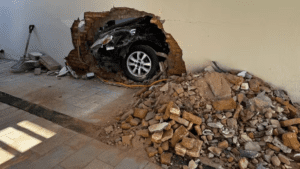 Carro fora de controle invade duas casas na Redinha e causa susto a moradores