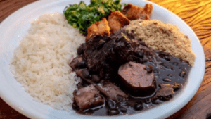 Feijoada faz bem à saúde? Entenda os benefícios e os cuidados no consumo do prato símbolo do Brasil