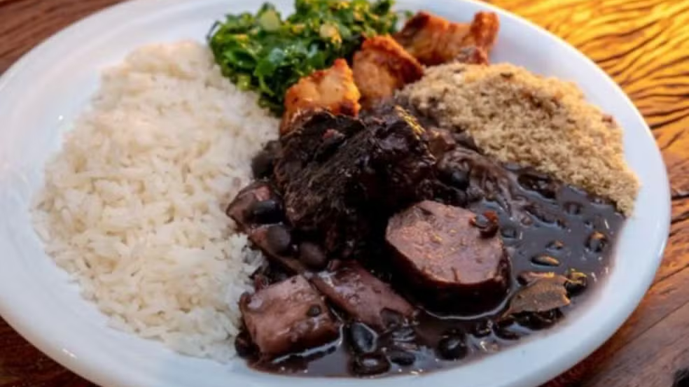 Feijoada faz bem à saúde? Entenda os benefícios e os cuidados no consumo do prato símbolo do Brasil