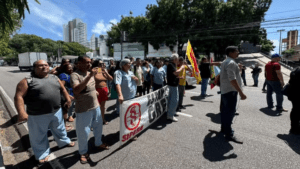 Vigilantes terceirizados denunciam atraso salarial e interrompem trânsito na Salgado Filho