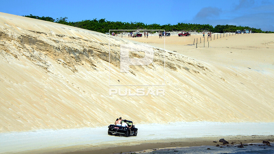 Turistas ficam presos em impasse entre grupos de jipeiros em Nísia Floresta