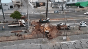 Cratera interdita trecho da Avenida Prudente de Morais e provoca transtornos na Zona Sul de Natal