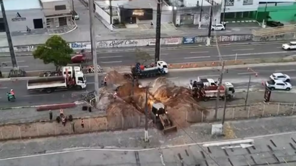 Cratera interdita trecho da Avenida Prudente de Morais e provoca transtornos na Zona Sul de Natal
