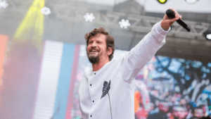 Foliões de Natal celebram Sesc Parada na Ladeira com Saulo Fernandes no palco