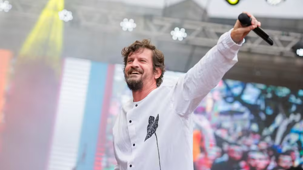 Foliões de Natal celebram Sesc Parada na Ladeira com Saulo Fernandes no palco