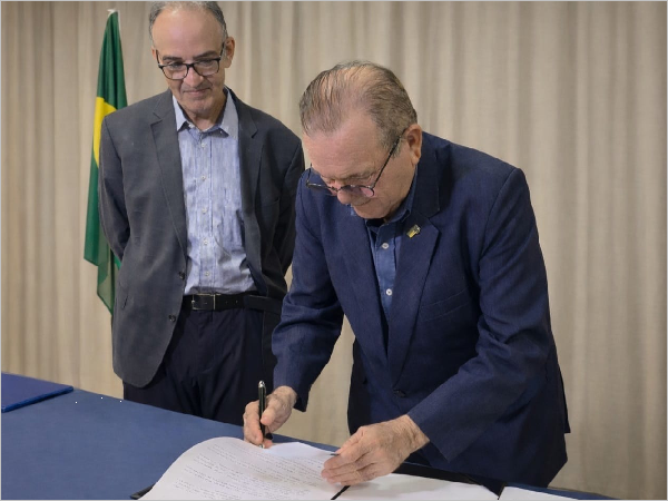Prefeito Jaime Calado sanciona Lei do Piso dos Professores com reajuste de 5,4% e pagamento retroativo a janeiro/26