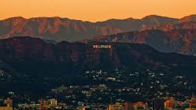 Fusão entre gigantes de Hollywood gera reação em mais de mil artistas que se unem contra pois prevê menos diversidade no cinema e concentração na indústria do entretenimento