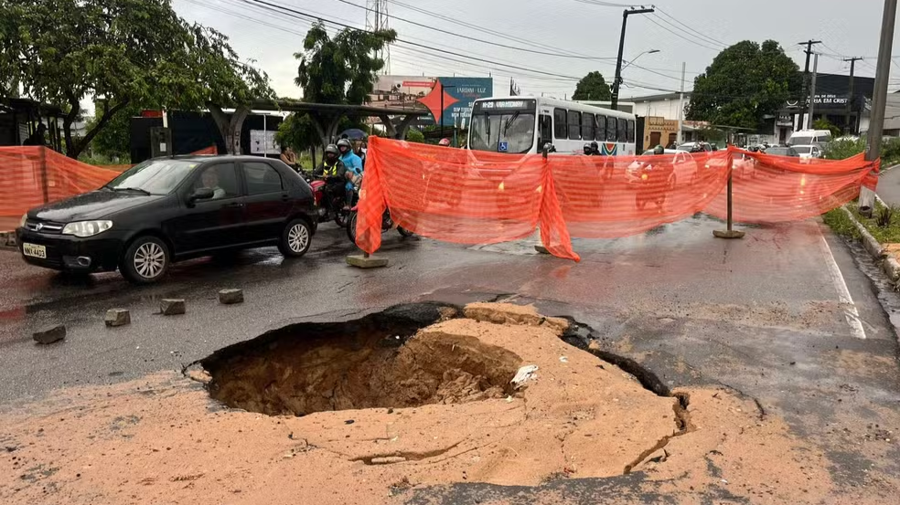Buraco cresce após chuvas e provoca interdição na João Medeiros Filho