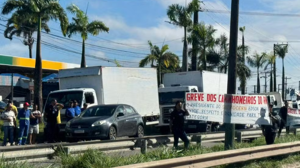 Sem acordo salarial, caminhoneiros fazem manifestação e fecham BR-101 em Parnamirim