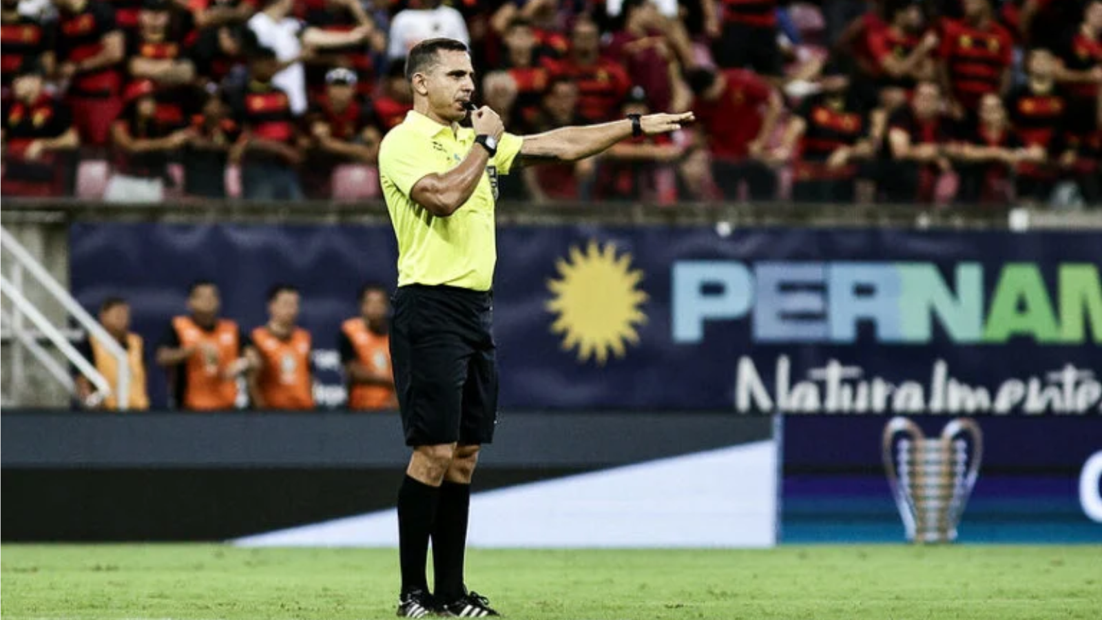 Em desempenho vergonhoso da arbitragem, ABC é garfado em Salvador e sofre goleada