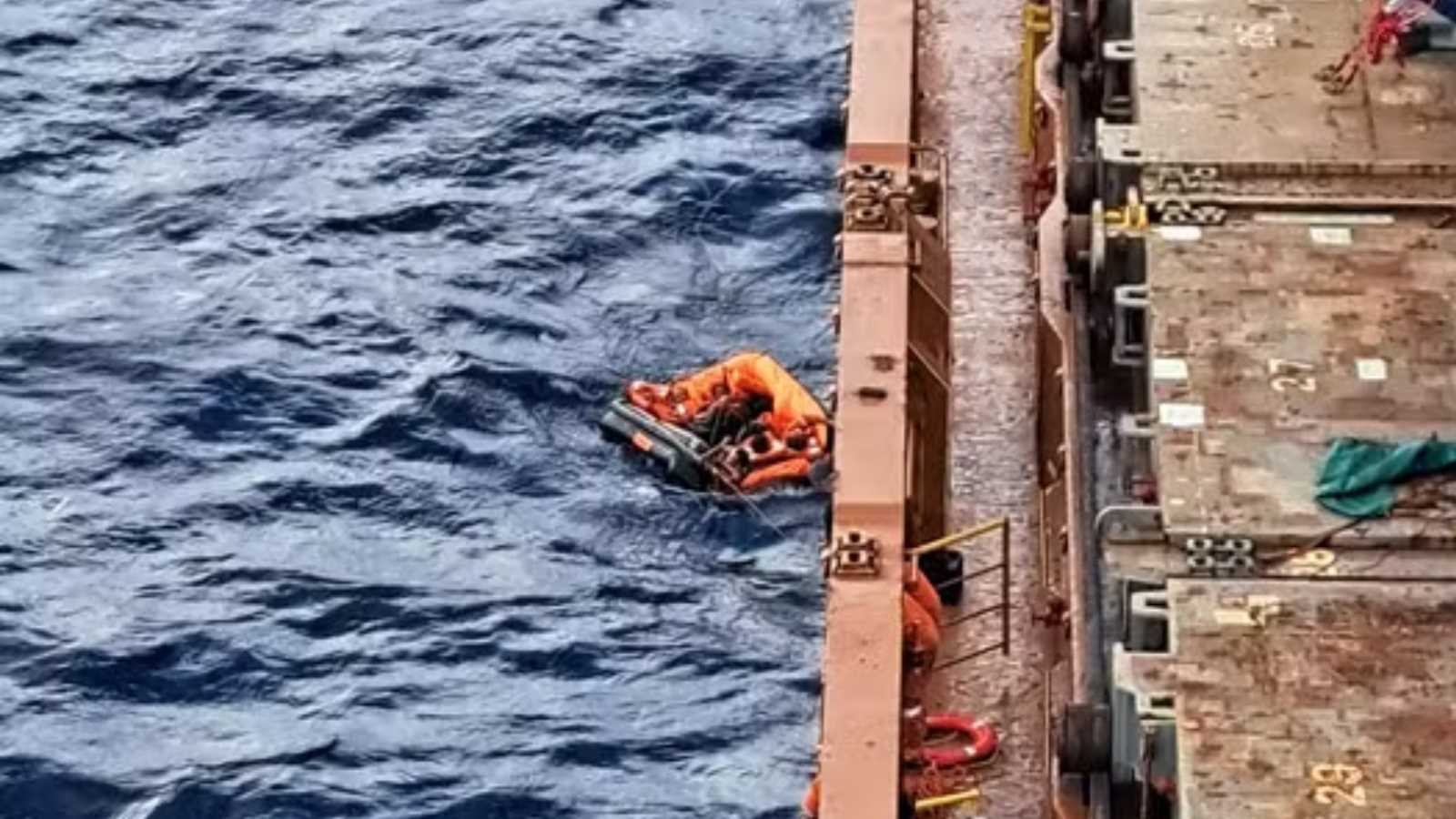 Seis tripulantes são resgatados após naufrágio de embarcação no litoral do Rio Grande do Norte