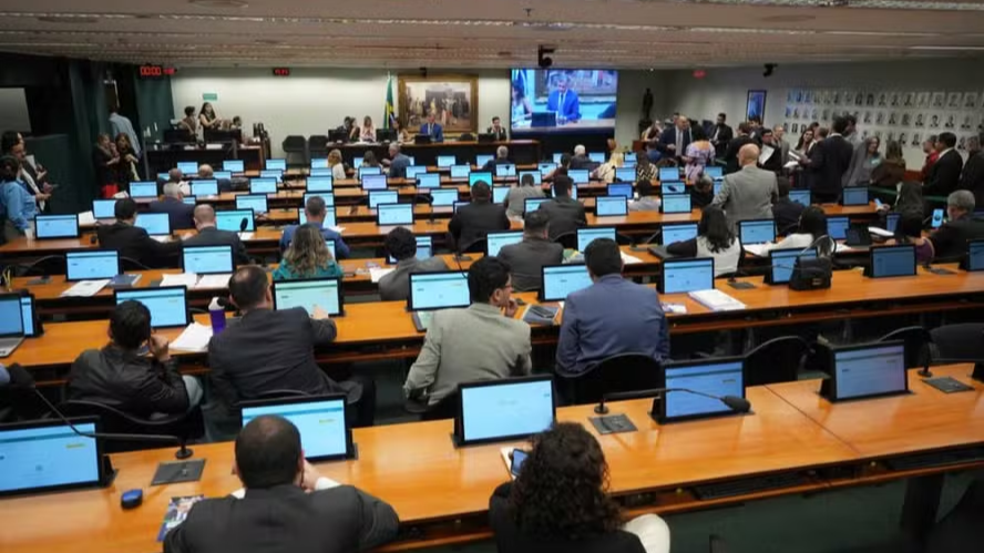 Segurança ou retrocesso? Proposta que reduz maioridade penal divide o país
