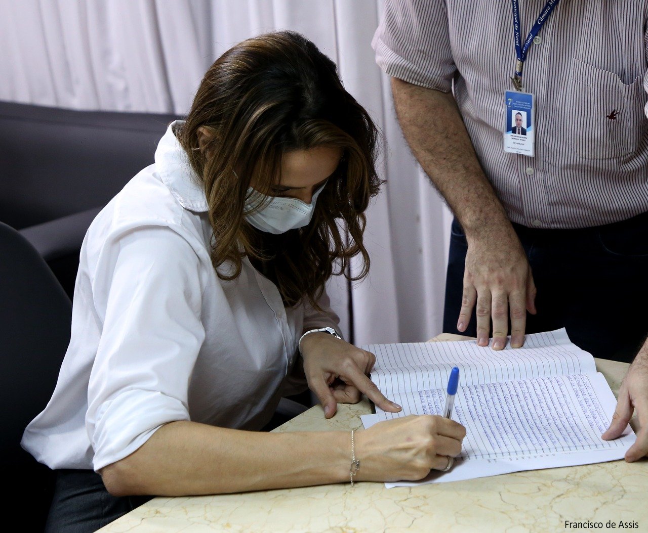 Júlia Arruda assina documento na Câmara de Natal, em imagem de arquivo de 2022.