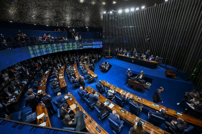 Vista geral do plenário do Senado, com parlamentares nas bancadas e painel eletrônico de votação, em 29 de abril de 2026.