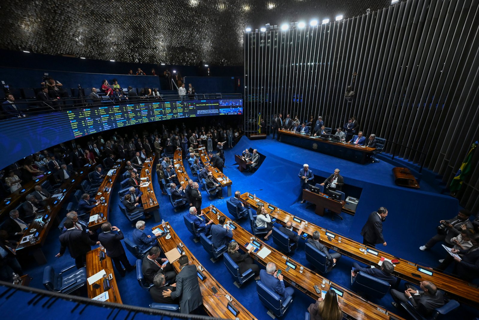 Vista geral do plenário do Senado, com parlamentares nas bancadas e painel eletrônico de votação, em 29 de abril de 2026.