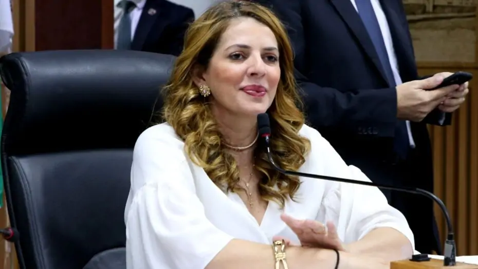 Nina Souza fala ao microfone.