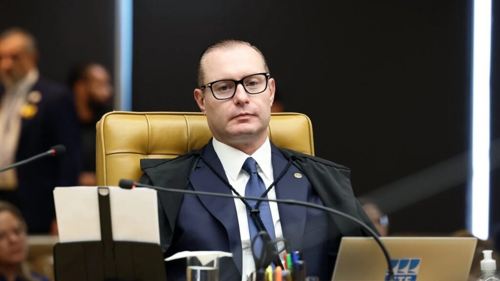 Cristiano Zanin, de toga e óculos, sentado no plenário do STF em fotografia de arquivo de 15 de setembro de 2026.