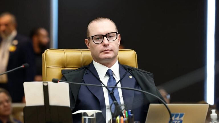 Cristiano Zanin, de toga e óculos, sentado no plenário do STF em fotografia de arquivo de 15 de setembro de 2026.