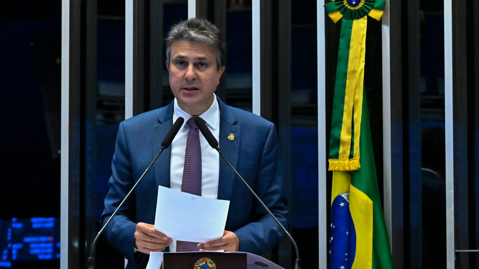 Camilo Santana fala à tribuna do Senado, com papéis nas mãos e a bandeira do Brasil ao lado, em 3 de setembro de 2026.